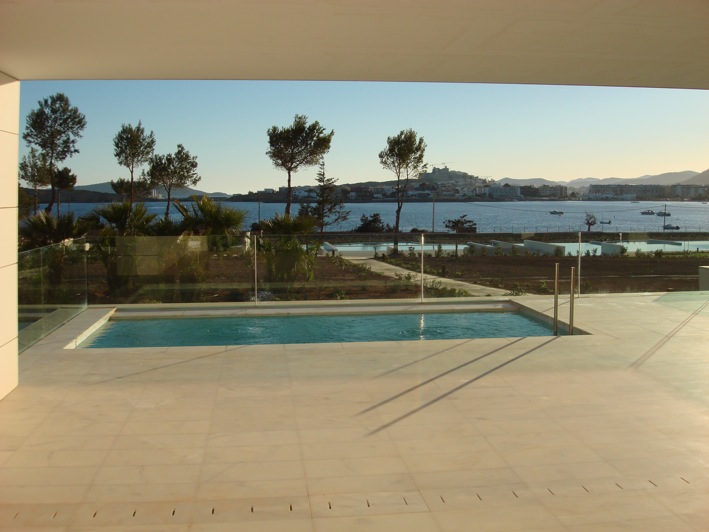 vista desde interior vivienda con piscina privada