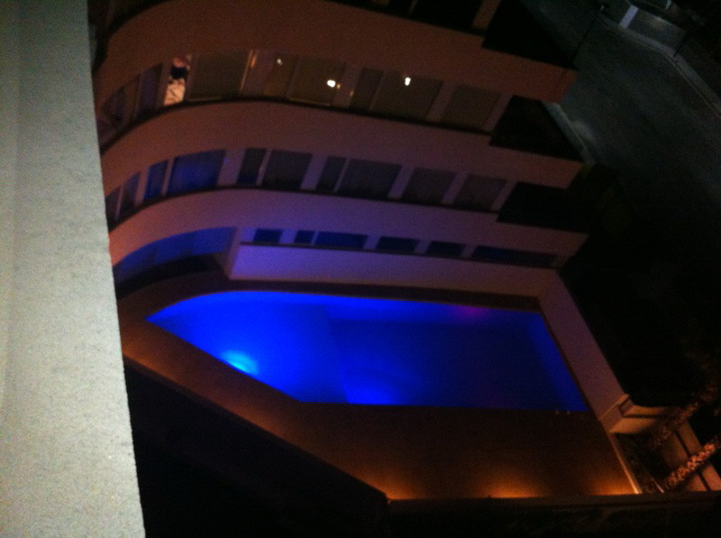 vista nocturna piscina comunitaria